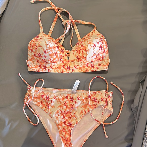 Bikini - Picture 1 of 1